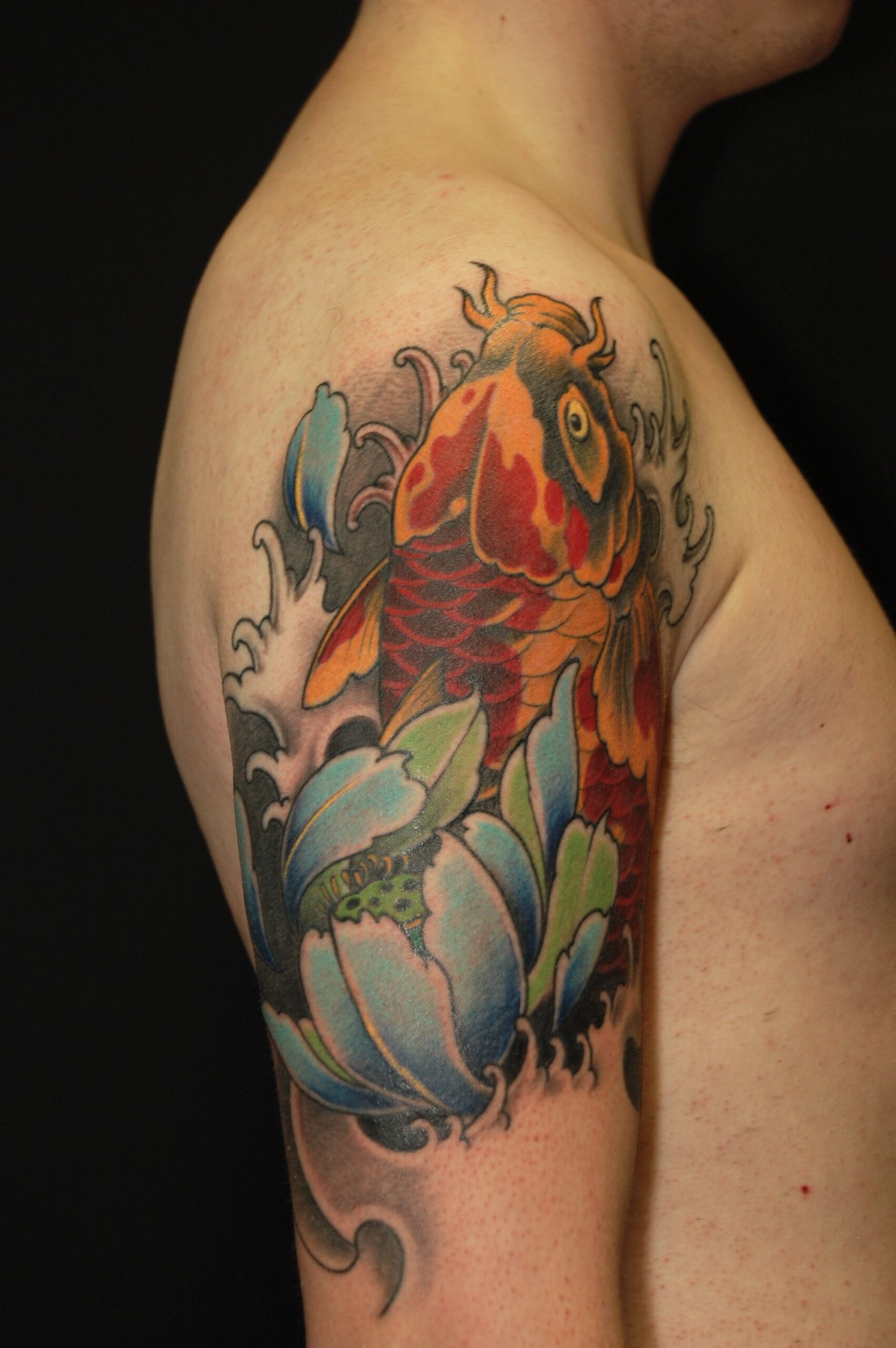 Kolorowa ryba koi tatuaż Guru Tattoo Wrocław