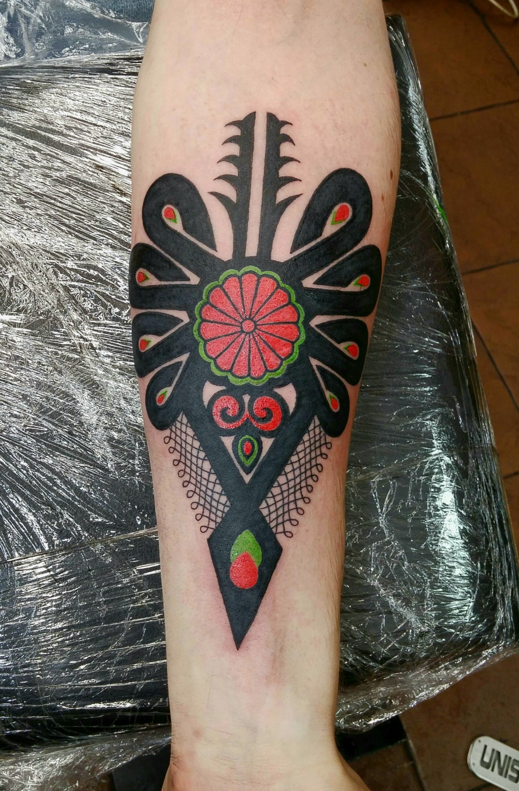 Tatuaż trybal w kolorze Guru Tattoo Wrocław