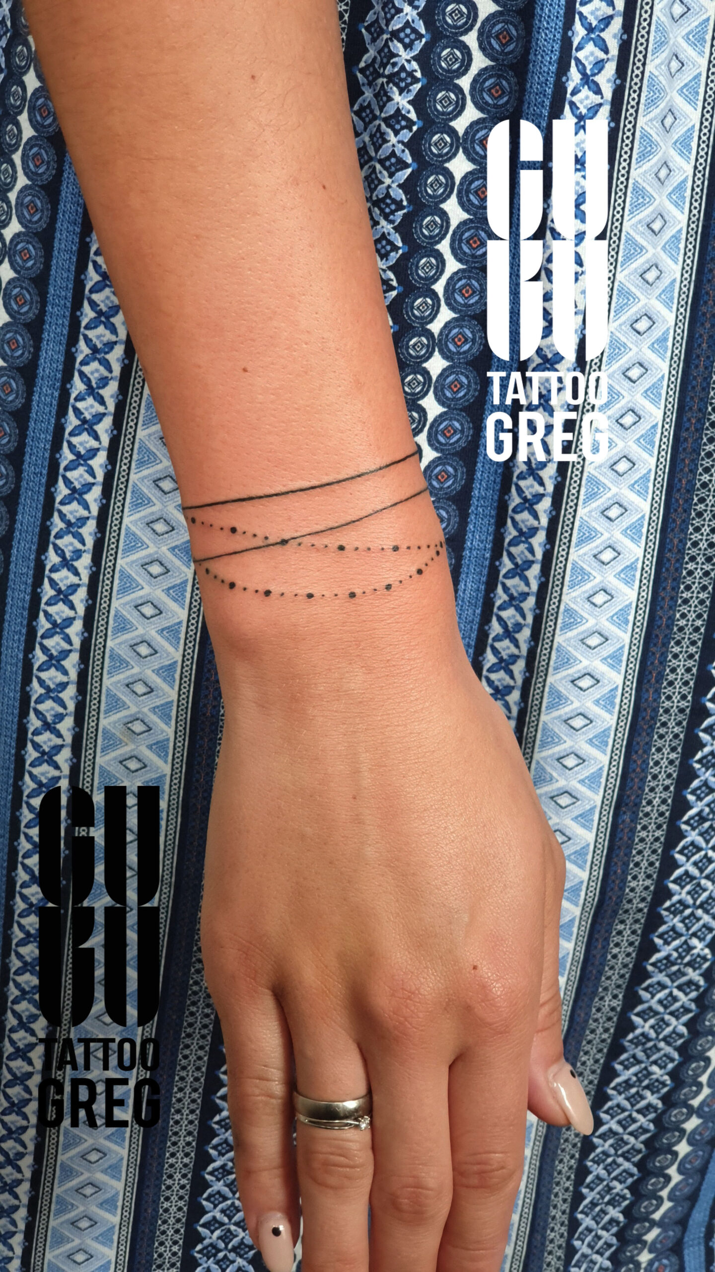 Tatuaż kobiecy minimalistyczny Wrocław Guru Tattoo