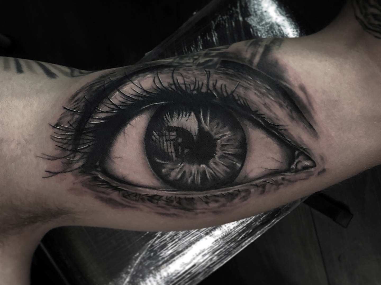 Tatuaż realistyczny oka - Guru Tattoo Wrocław