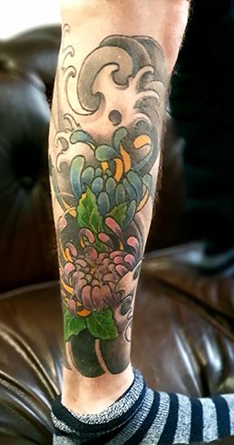 Tatuaż japoński na nodze irezumi kwiaty Guru Tattoo Wrocław